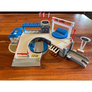 1996 Hot Wheels World 65695 - FORD DEALERSHIP Playset/Playtrack Incomplete